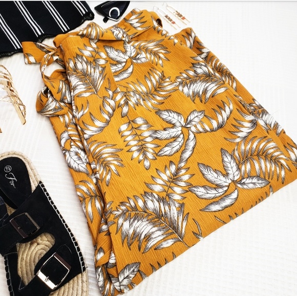 🚨END OF SUMMER SALE// Mustard yellow Floral pants - Picture 2 of 8